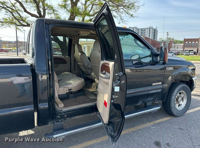 image for item DO4956 2004 Ford F250 Super Duty  Crew Cab pickup truck