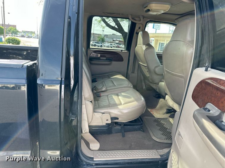 image for item DO4956 2004 Ford F250 Super Duty  Crew Cab pickup truck