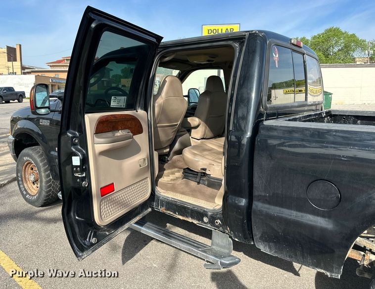 image for item DO4956 2004 Ford F250 Super Duty  Crew Cab pickup truck