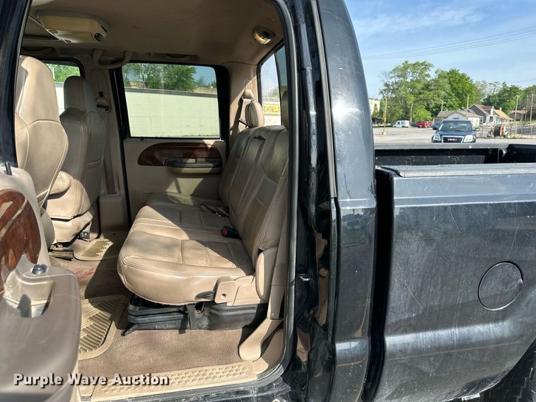 image for item DO4956 2004 Ford F250 Super Duty  Crew Cab pickup truck