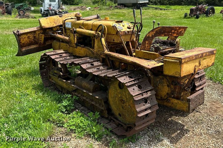 image for item DO4970 International Harvester T340  track loader