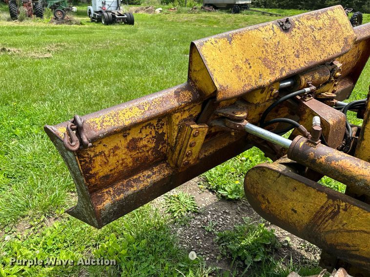 image for item DO4970 International Harvester T340  track loader