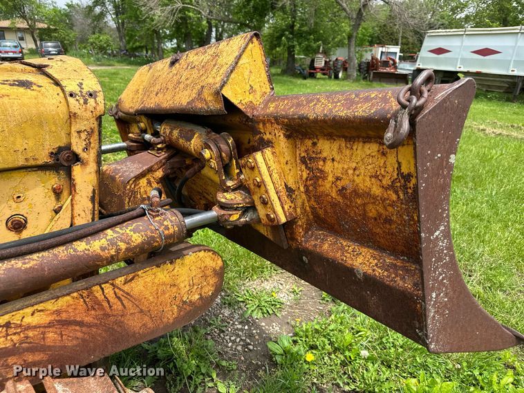 image for item DO4970 International Harvester T340  track loader