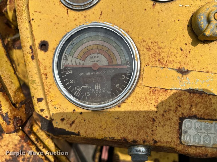 image for item DO4970 International Harvester T340  track loader