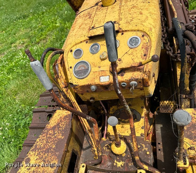 image for item DO4970 International Harvester T340  track loader