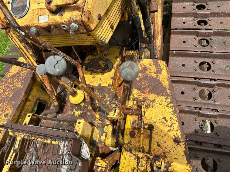 image for item DO4970 International Harvester T340  track loader