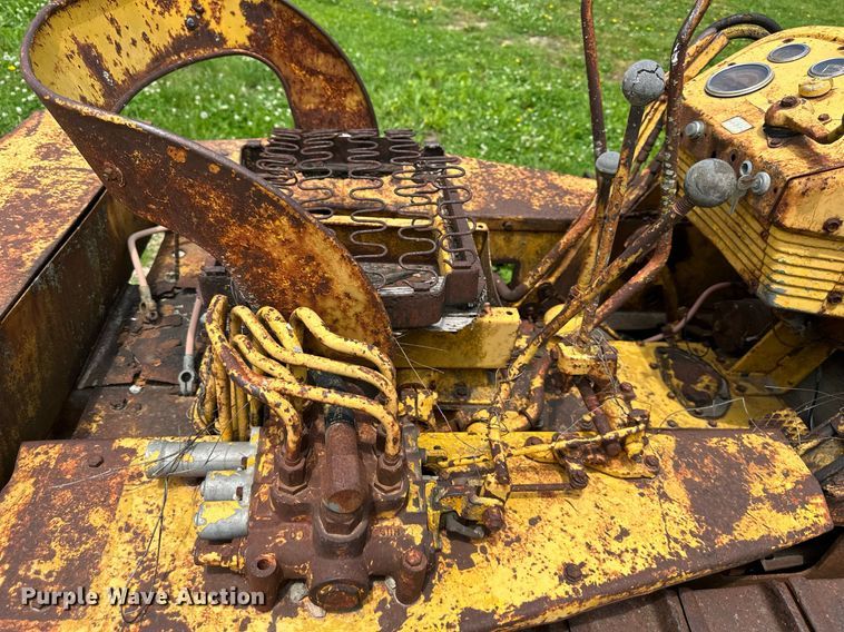 image for item DO4970 International Harvester T340  track loader