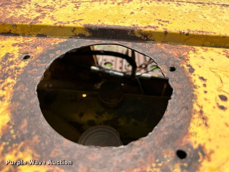 image for item DO4970 International Harvester T340  track loader