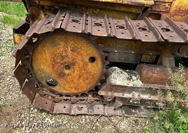 image for item DO4970 International Harvester T340  track loader