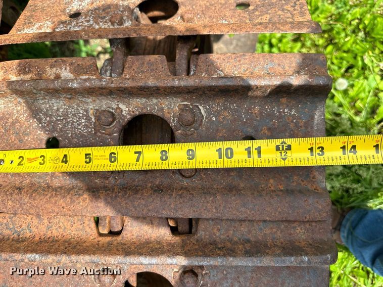 image for item DO4970 International Harvester T340  track loader