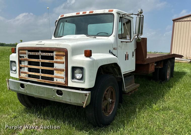 image for item DO4978 1979 International S1800  flatbed truck