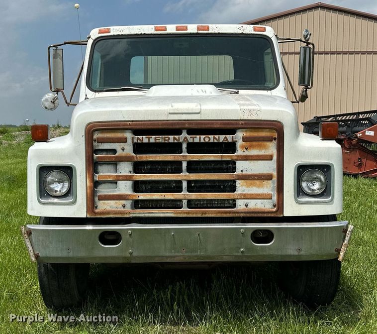 image for item DO4978 1979 International S1800  flatbed truck
