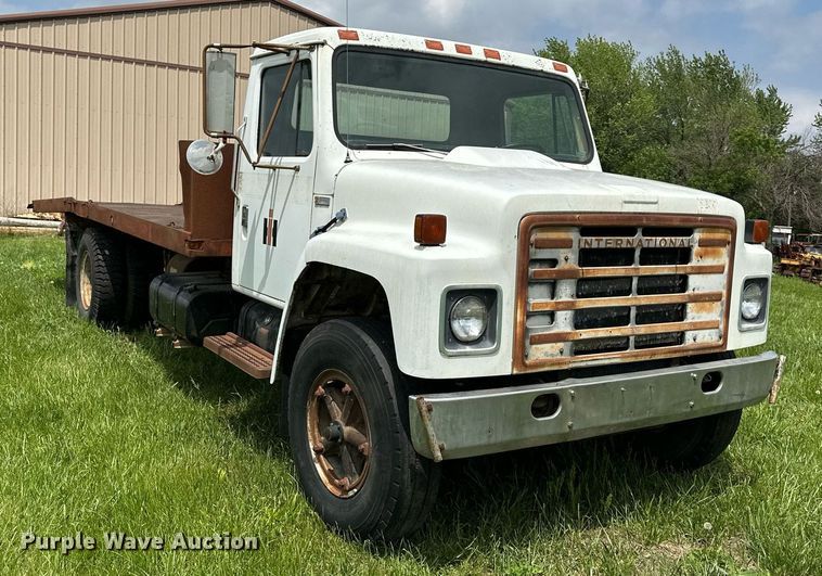 image for item DO4978 1979 International S1800  flatbed truck