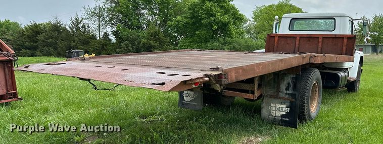 image for item DO4978 1979 International S1800  flatbed truck