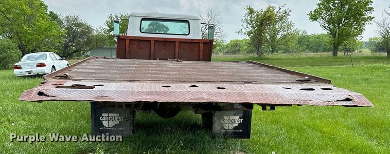 image for item DO4978 1979 International S1800  flatbed truck