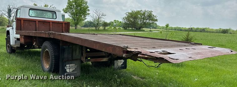 image for item DO4978 1979 International S1800  flatbed truck
