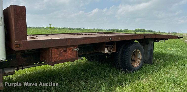image for item DO4978 1979 International S1800  flatbed truck
