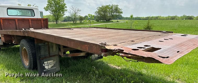 image for item DO4978 1979 International S1800  flatbed truck