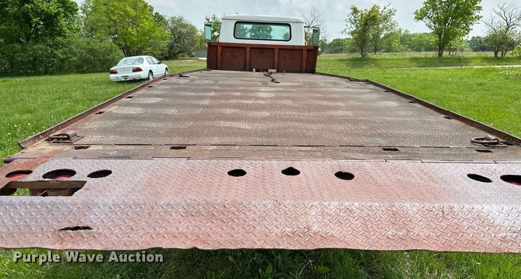 image for item DO4978 1979 International S1800  flatbed truck