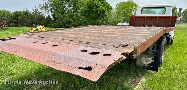 image for item DO4978 1979 International S1800  flatbed truck