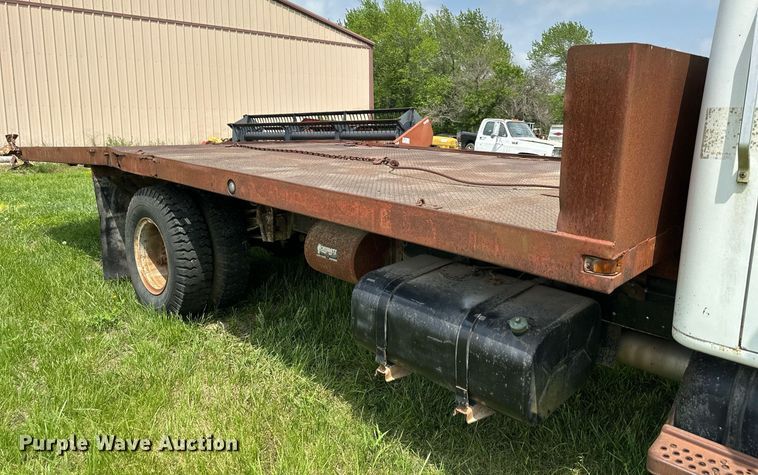 image for item DO4978 1979 International S1800  flatbed truck