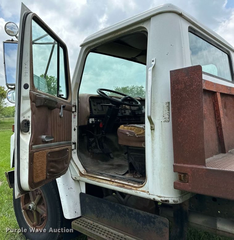 image for item DO4978 1979 International S1800  flatbed truck