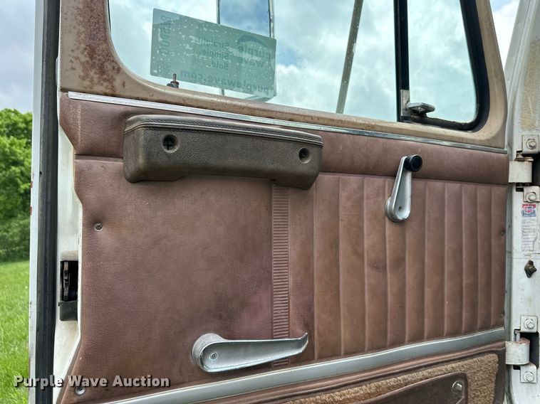 image for item DO4978 1979 International S1800  flatbed truck