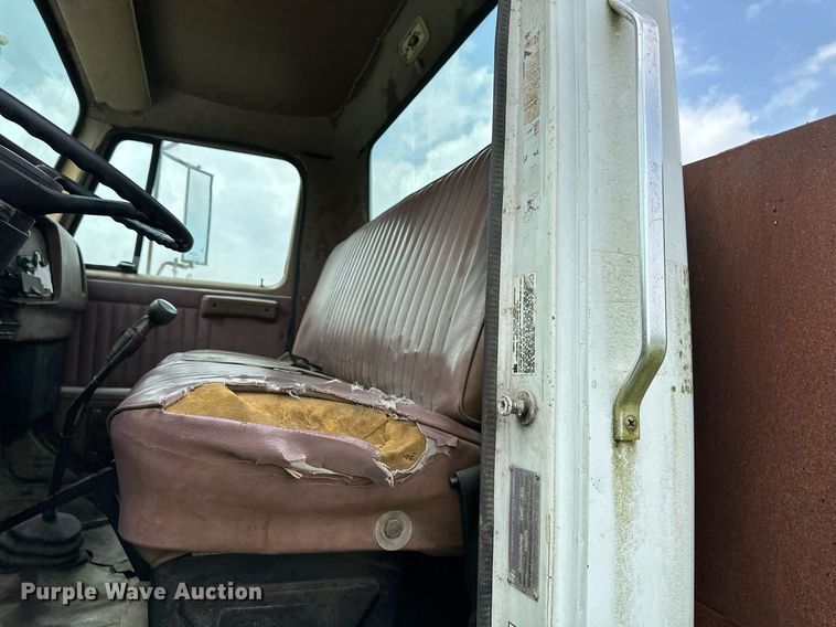 image for item DO4978 1979 International S1800  flatbed truck