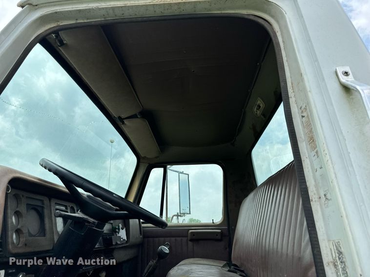 image for item DO4978 1979 International S1800  flatbed truck