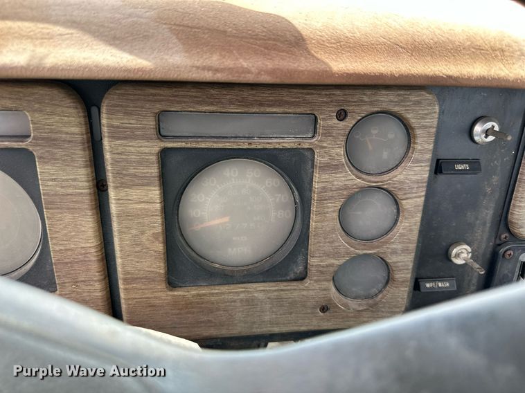 image for item DO4978 1979 International S1800  flatbed truck