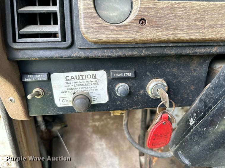 image for item DO4978 1979 International S1800  flatbed truck