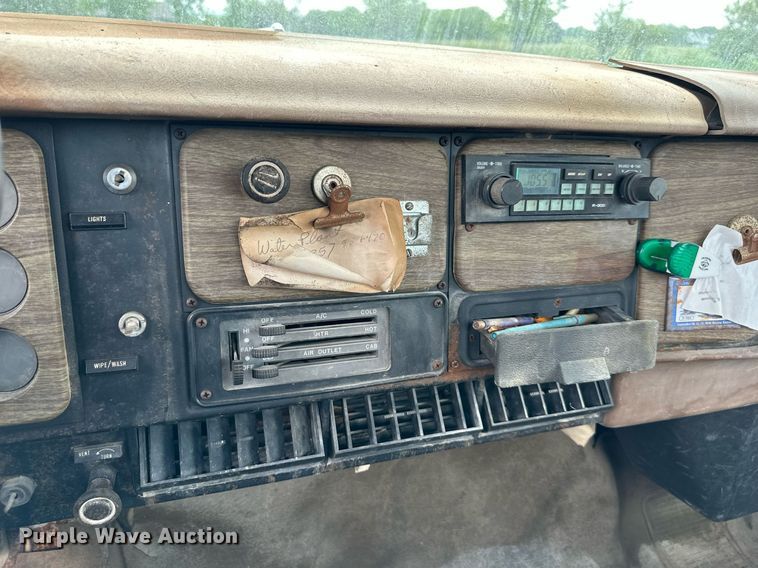 image for item DO4978 1979 International S1800  flatbed truck