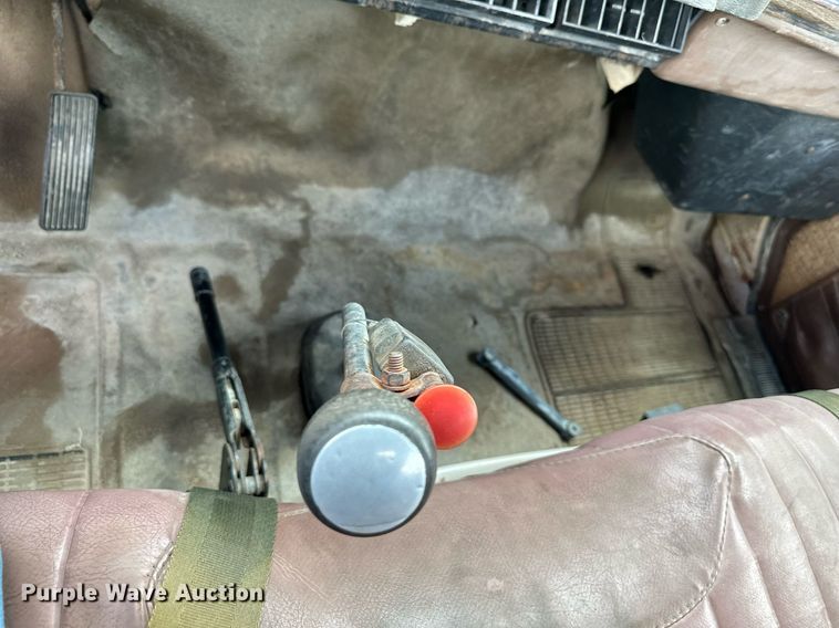 image for item DO4978 1979 International S1800  flatbed truck