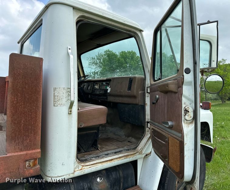 image for item DO4978 1979 International S1800  flatbed truck