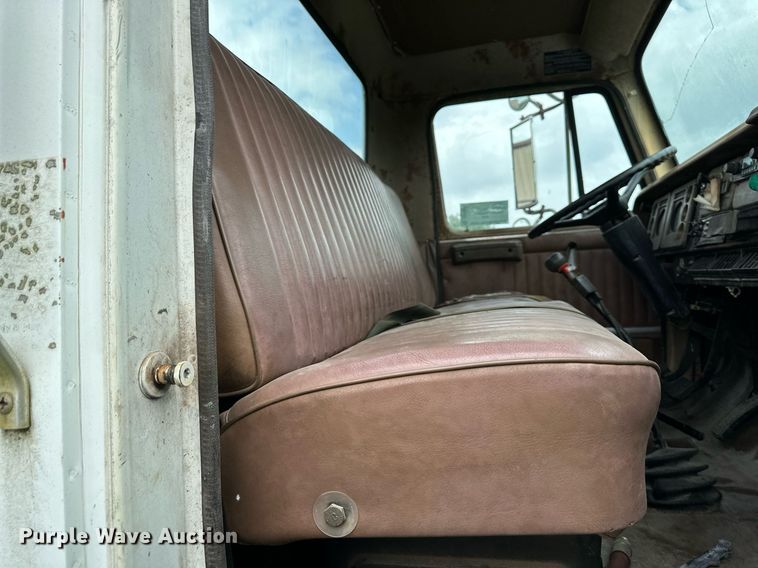 image for item DO4978 1979 International S1800  flatbed truck