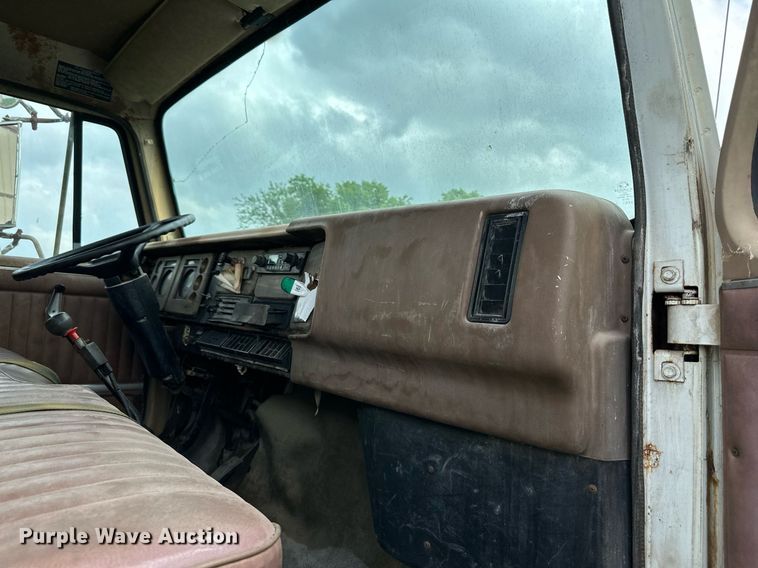 image for item DO4978 1979 International S1800  flatbed truck