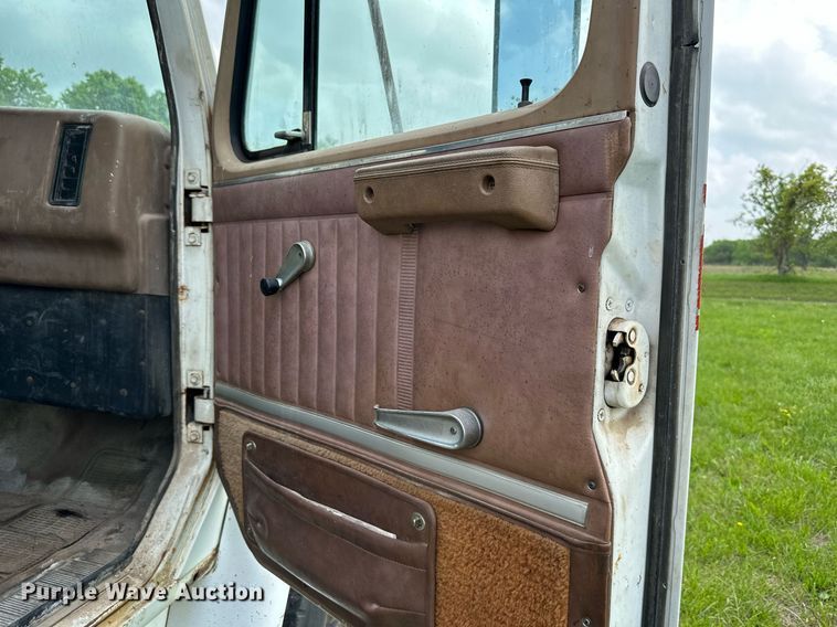 image for item DO4978 1979 International S1800  flatbed truck