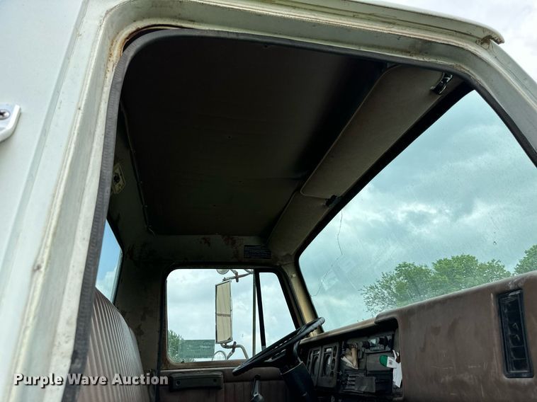 image for item DO4978 1979 International S1800  flatbed truck