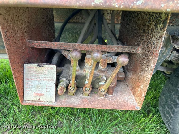 image for item DO4978 1979 International S1800  flatbed truck