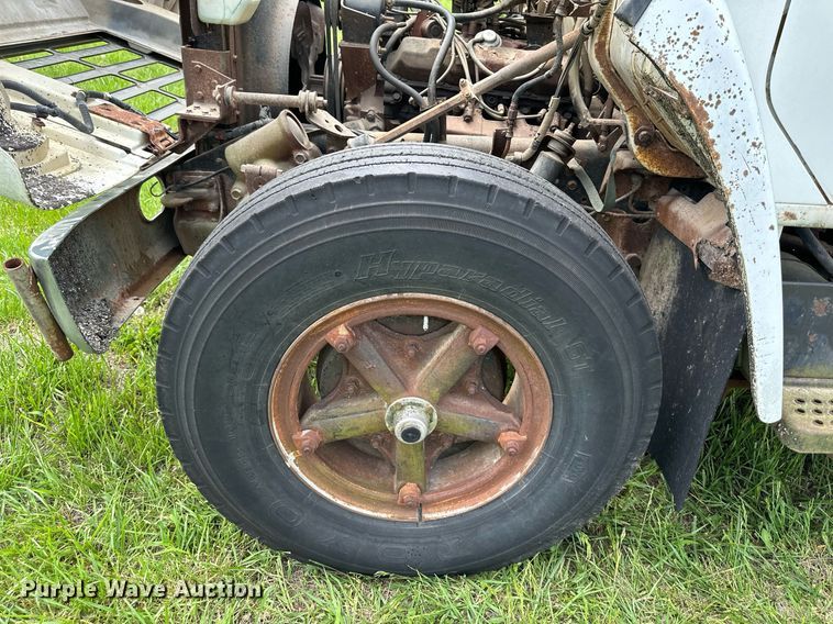 image for item DO4978 1979 International S1800  flatbed truck