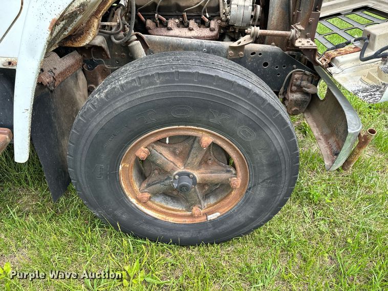 image for item DO4978 1979 International S1800  flatbed truck