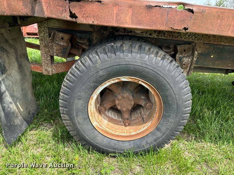 image for item DO4978 1979 International S1800  flatbed truck