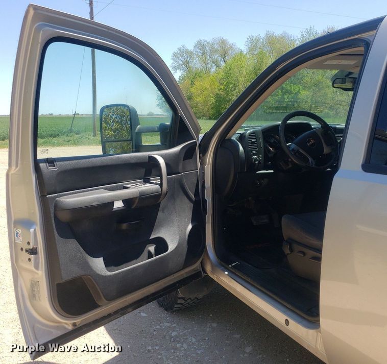 image for item DP7849 2009 GMC Sierra 2500HD  Crew Cab flatbed pickup truck