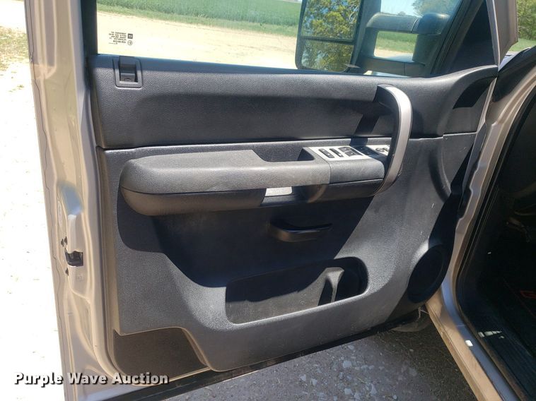 image for item DP7849 2009 GMC Sierra 2500HD  Crew Cab flatbed pickup truck