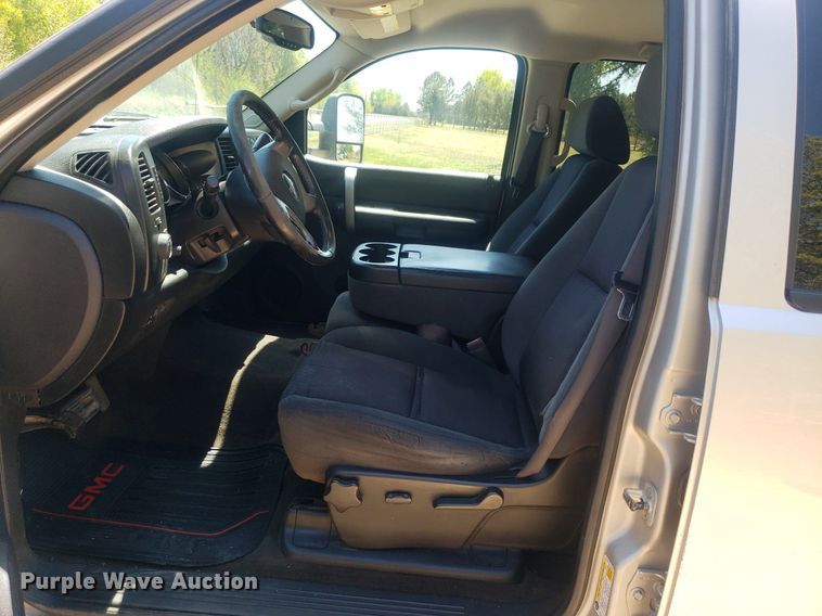 image for item DP7849 2009 GMC Sierra 2500HD  Crew Cab flatbed pickup truck