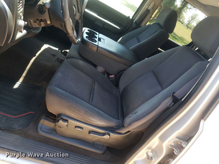 image for item DP7849 2009 GMC Sierra 2500HD  Crew Cab flatbed pickup truck