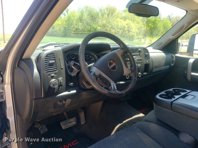 image for item DP7849 2009 GMC Sierra 2500HD  Crew Cab flatbed pickup truck