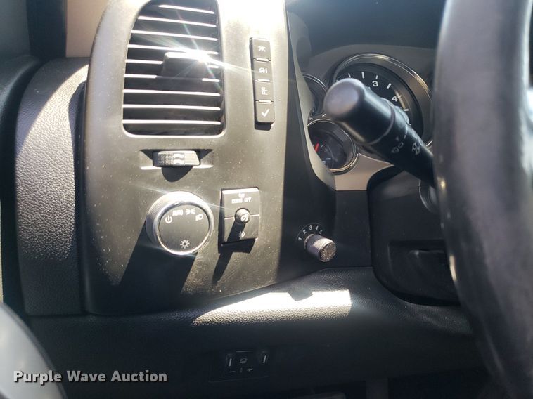 image for item DP7849 2009 GMC Sierra 2500HD  Crew Cab flatbed pickup truck