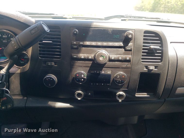 image for item DP7849 2009 GMC Sierra 2500HD  Crew Cab flatbed pickup truck