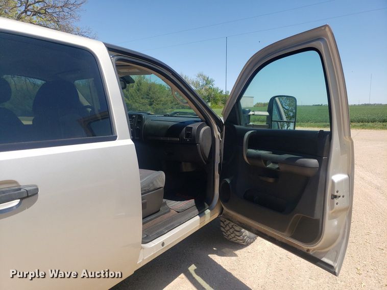 image for item DP7849 2009 GMC Sierra 2500HD  Crew Cab flatbed pickup truck